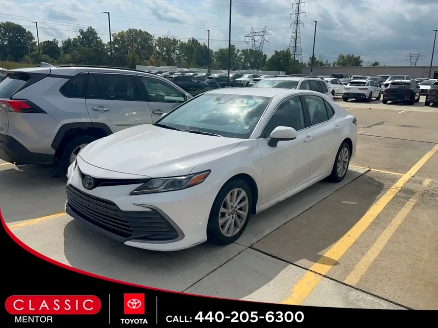 2022 Toyota Camry LE photo 1