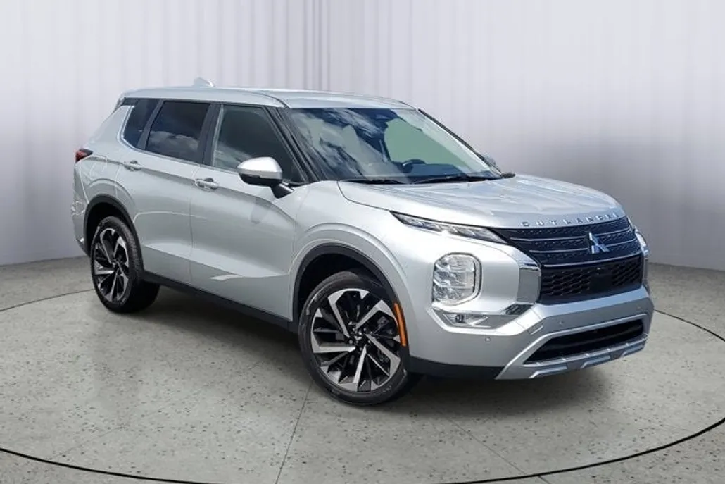 2024 Mitsubishi Outlander SE photo 1