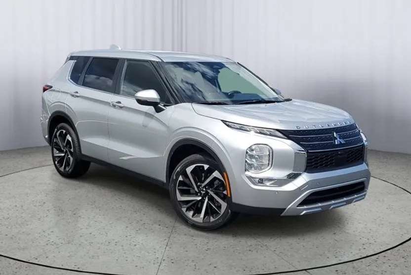 2024 Mitsubishi Outlander SE photo 1