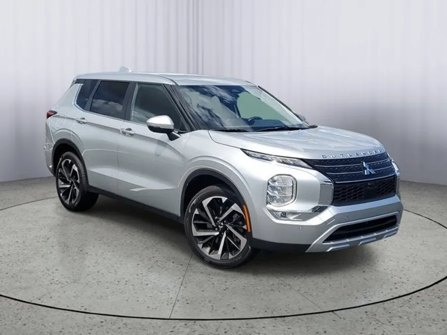 2024 Mitsubishi Outlander SE photo 1