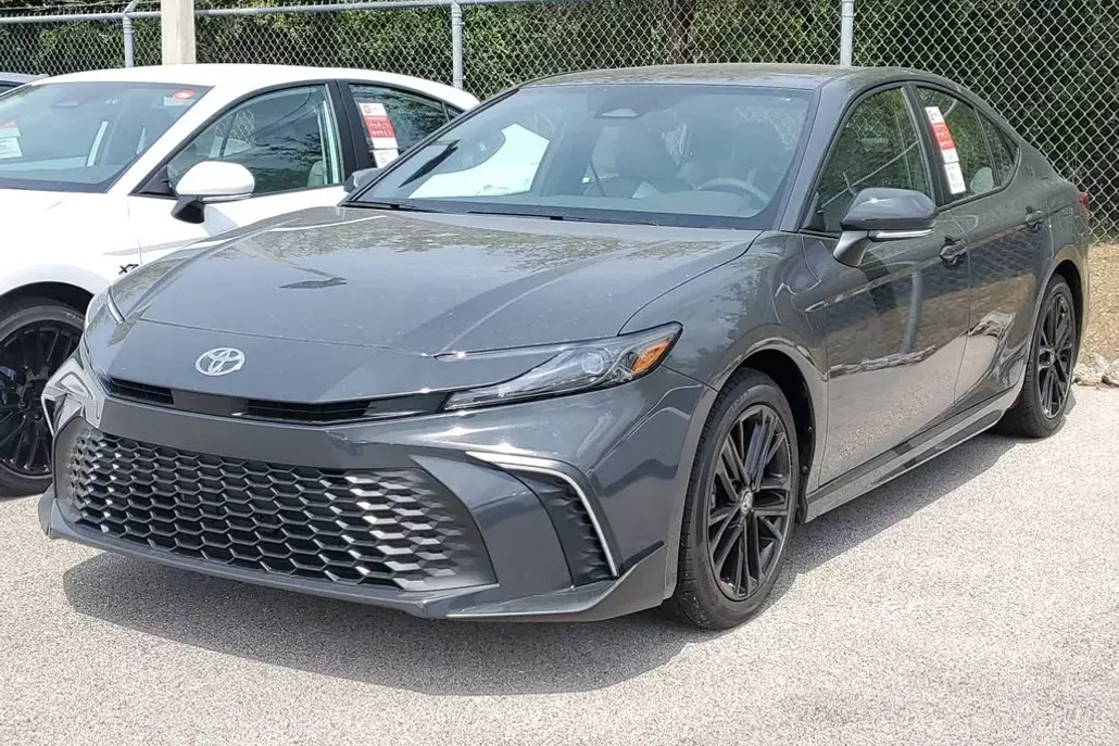 2025 Toyota Camry SE photo 1
