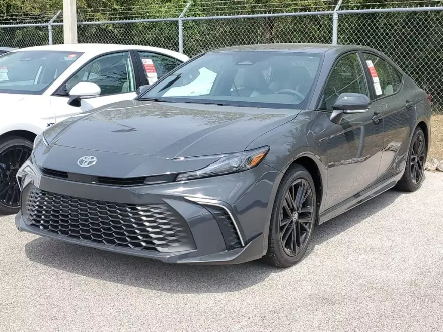 2025 Toyota Camry SE photo 1