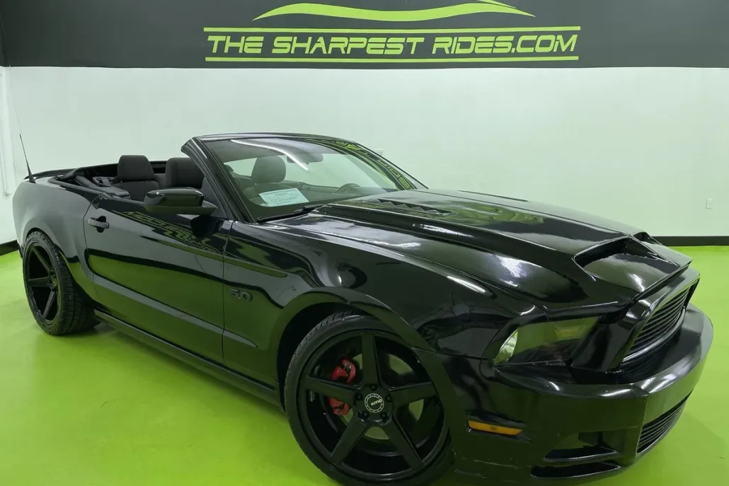 2013 Ford Mustang GT Convertible photo 1