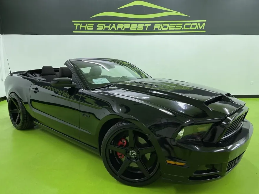 2013 Ford Mustang GT Convertible photo 1