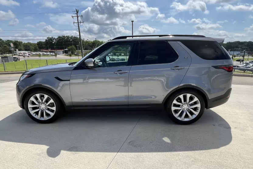 2023 Land Rover Discovery S photo 1