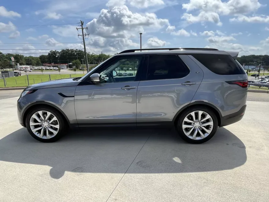 2023 Land Rover Discovery S photo 1
