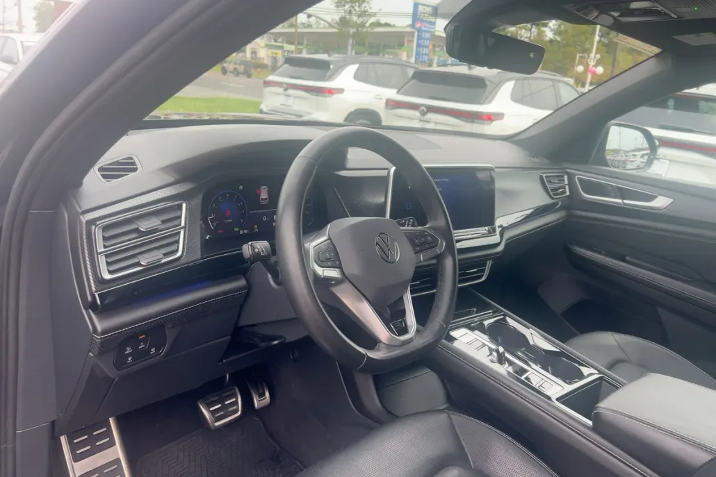 2024 Volkswagen Atlas Cross Sport SEL R-Line photo 1