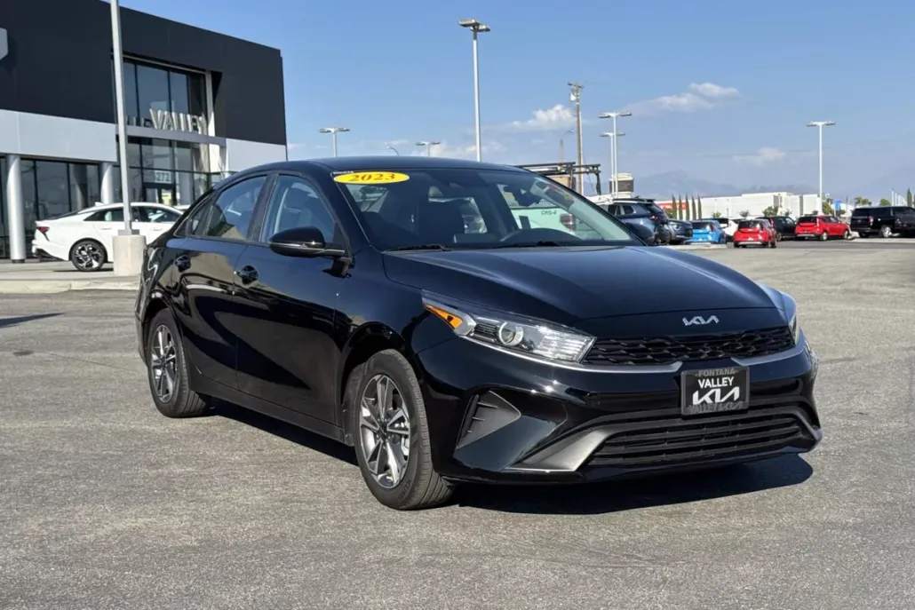 2023 Kia Forte LXS photo 1