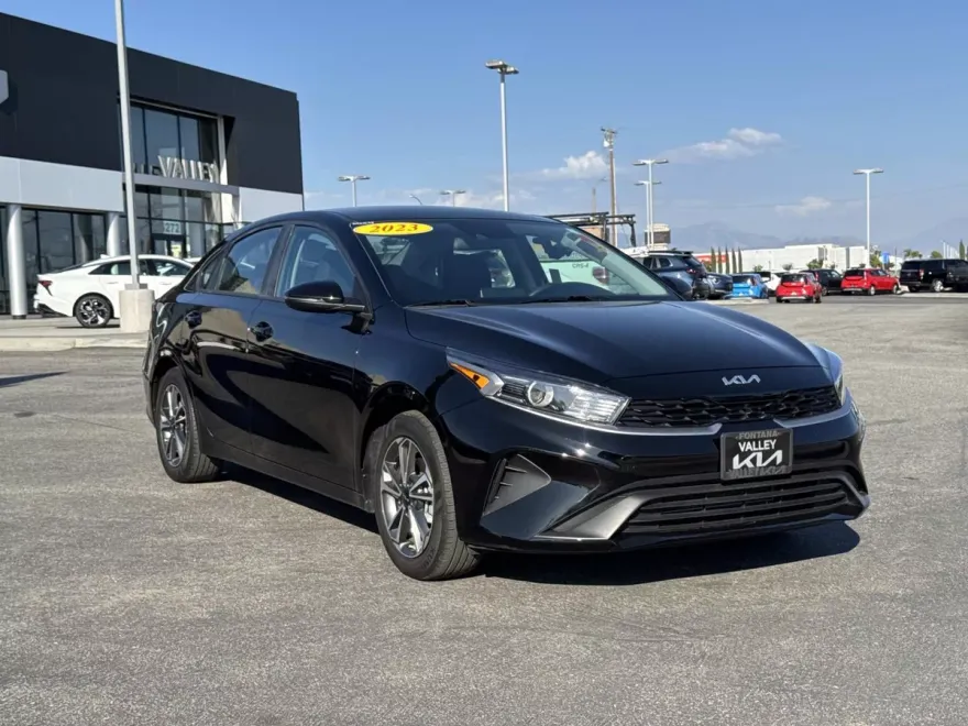 2023 Kia Forte LXS photo 1