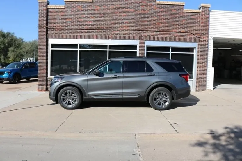2025 Ford Explorer photo 1