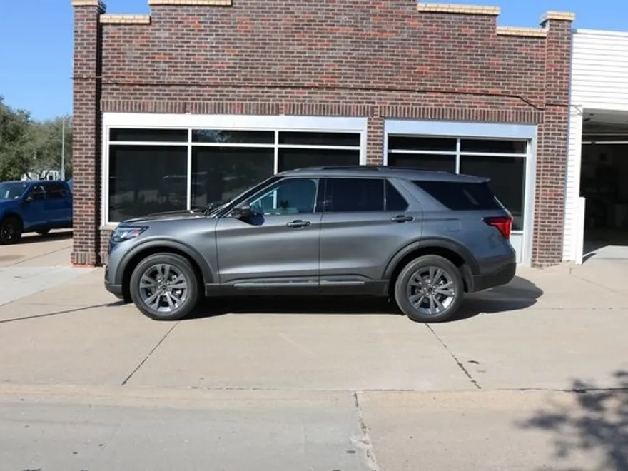 2025 Ford Explorer photo 1