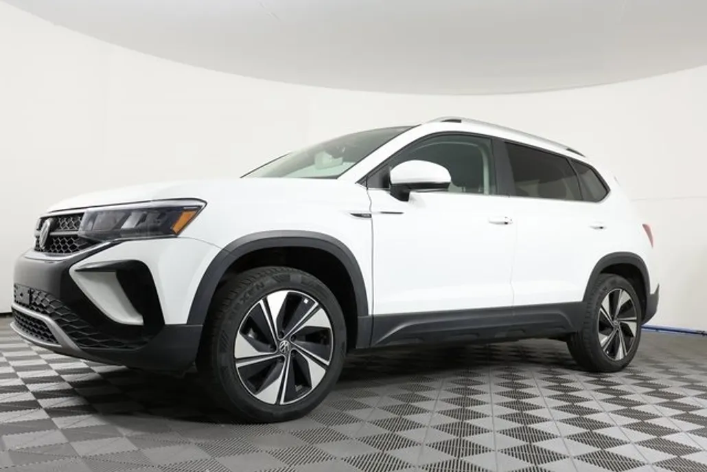 2023 Volkswagen Taos SE photo 1