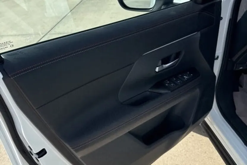 2026 Nissan Kicks SR photo 1