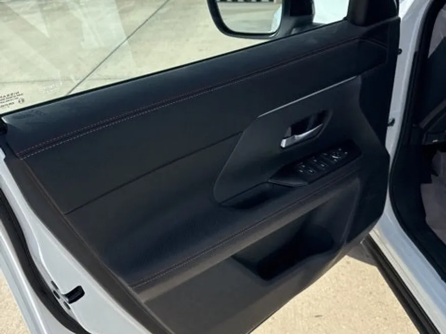 2026 Nissan Kicks SR photo 1