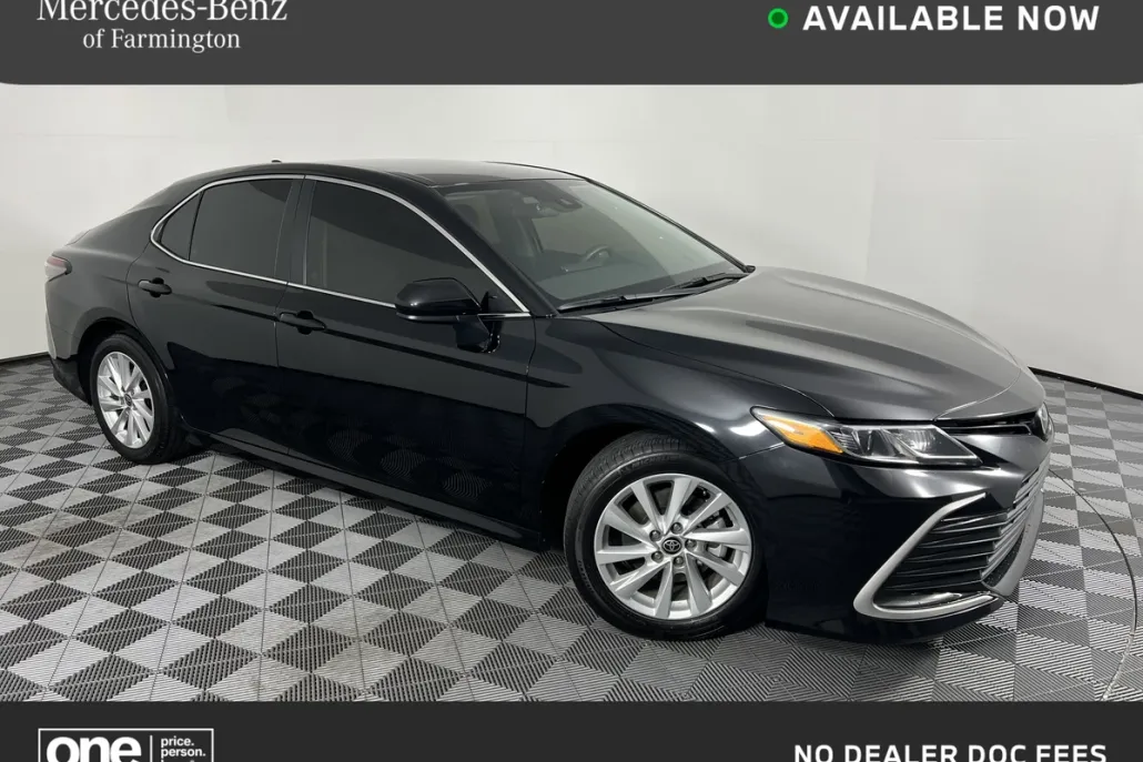 2023 Toyota Camry LE photo 1