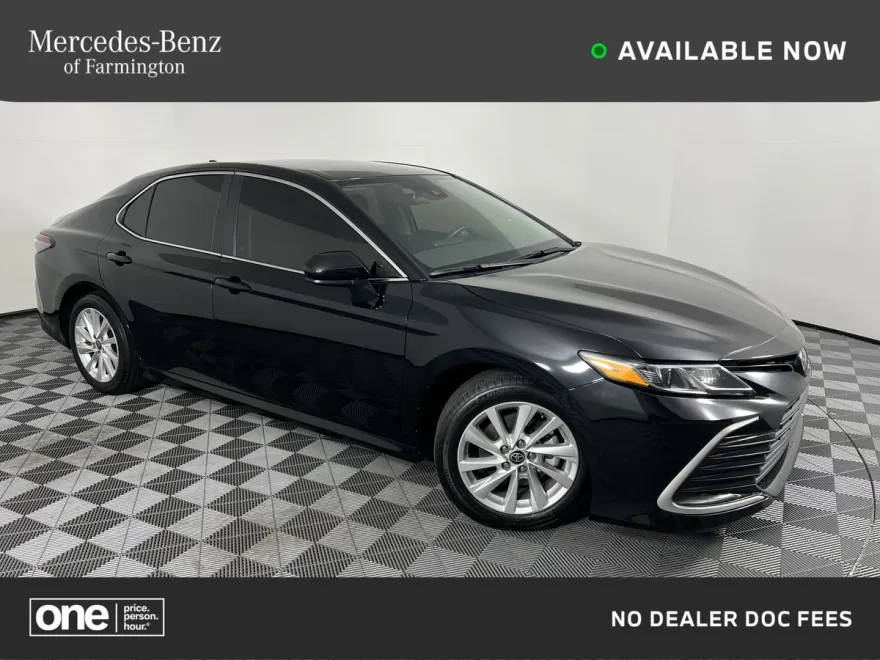 2023 Toyota Camry LE photo 1