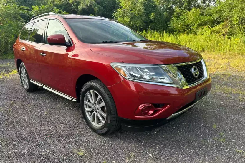 2014 Nissan Pathfinder SV photo 1