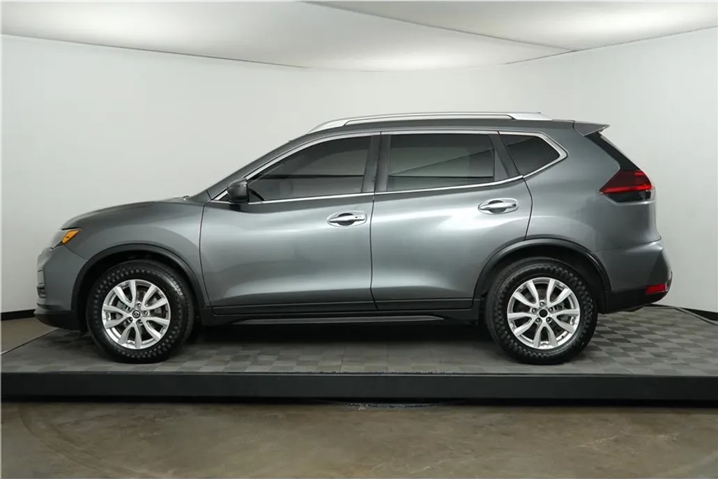 2020 Nissan Rogue SV photo 1