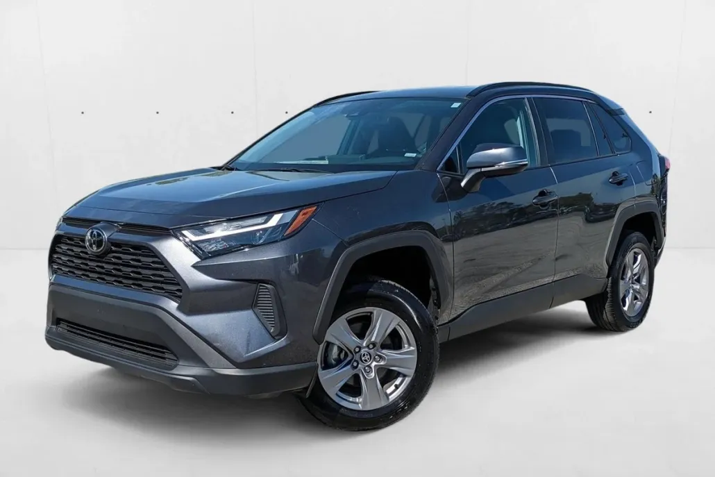 2024 Toyota RAV4 XLE photo 1