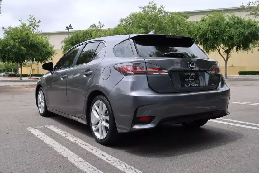 2016 Lexus CT 200h photo 1