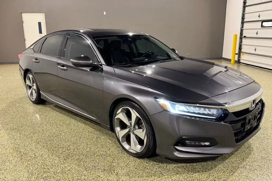 2018 Honda Accord Touring photo 1