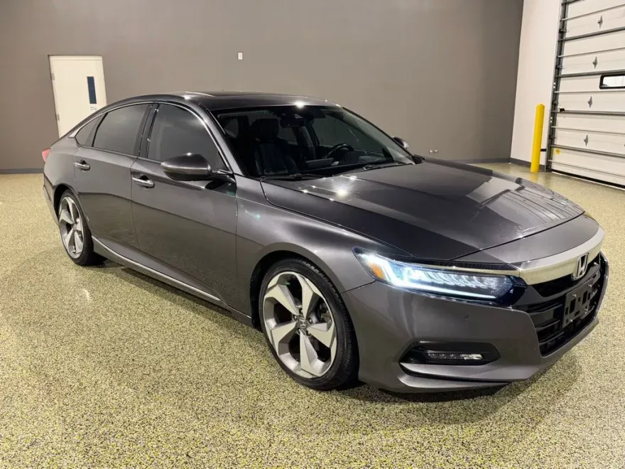 2018 Honda Accord Touring photo 1