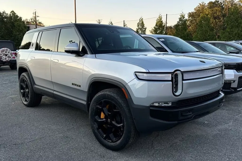 2023 Rivian R1S Adventure photo 1
