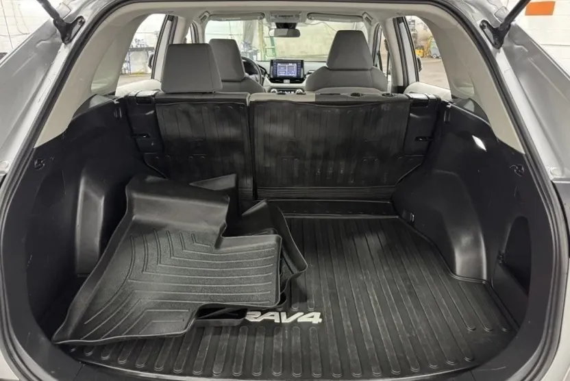 2022 Toyota RAV4 XLE photo 1