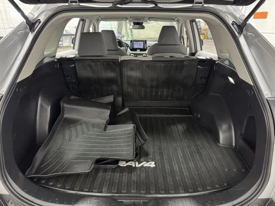 2022 Toyota RAV4 XLE photo 1