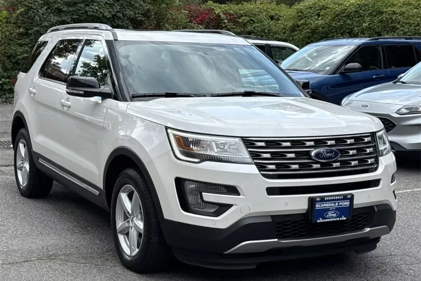 2017 Ford Explorer XLT photo 1