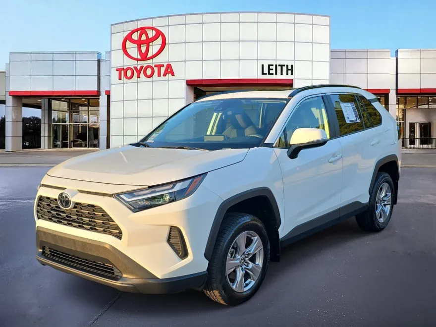 2024 Toyota RAV4 XLE photo 1