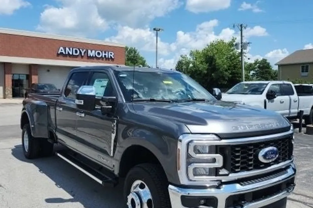 2025 Ford F-350 Lariat photo 1