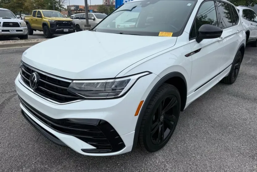 2023 Volkswagen Tiguan SE R-Line Black photo 1