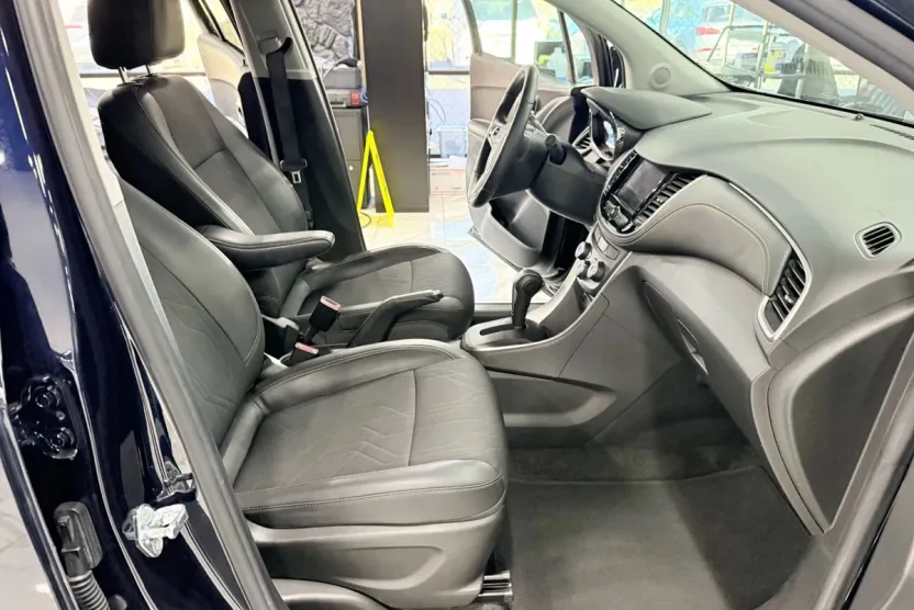 2022 Chevrolet Trax LT photo 1