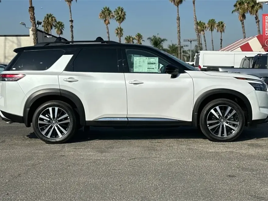 2025 Nissan Pathfinder Platinum photo 1