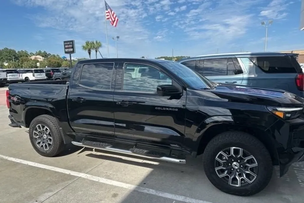 2024 Chevrolet Colorado Z71 photo 1
