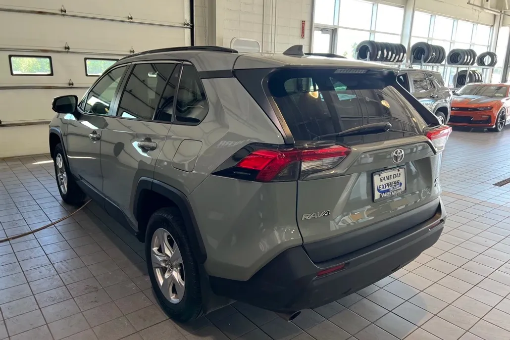 2021 Toyota RAV4 XLE photo 1