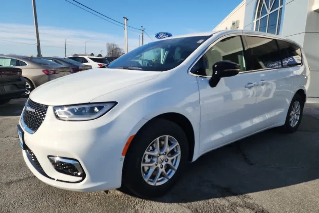 2025 Chrysler Pacifica photo 1
