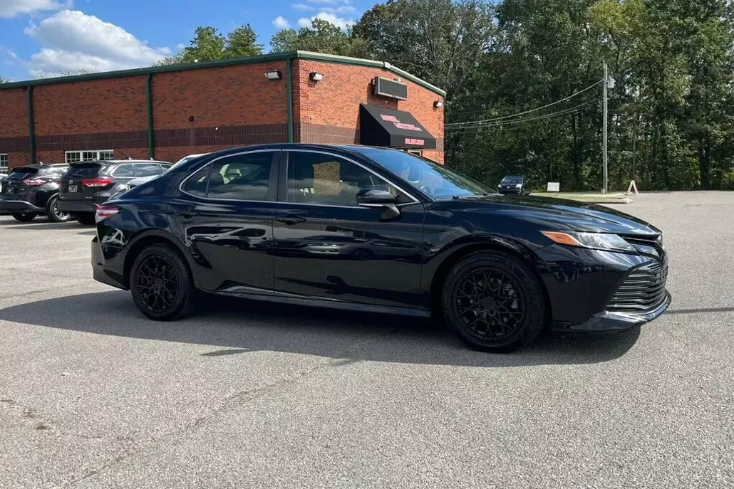 2018 Toyota Camry LE photo 1