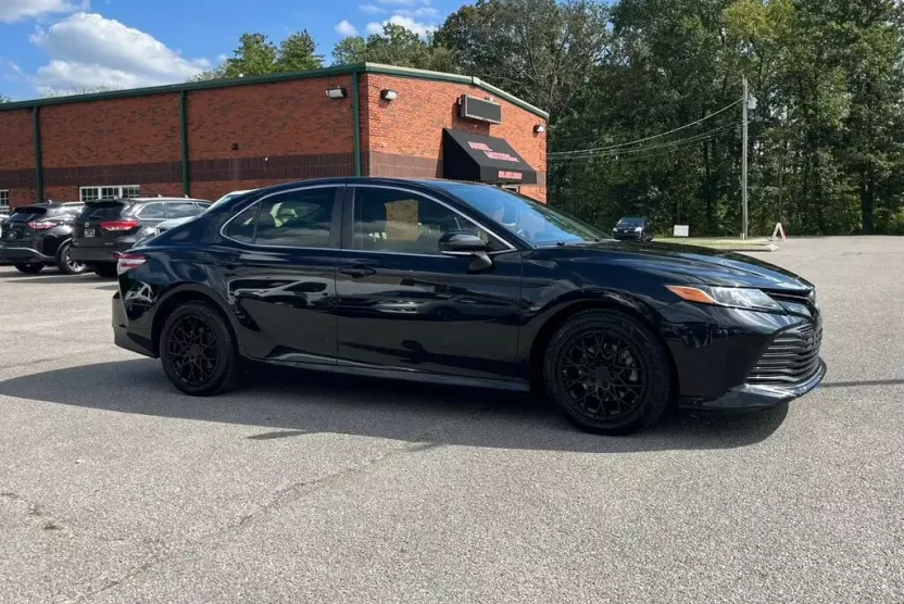 2018 Toyota Camry LE photo 1