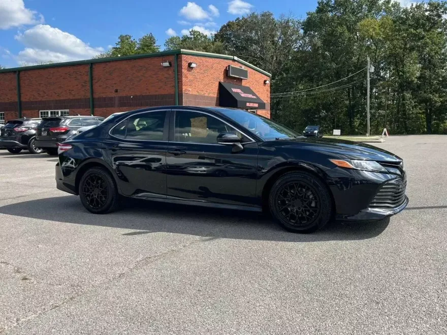 2018 Toyota Camry LE photo 1