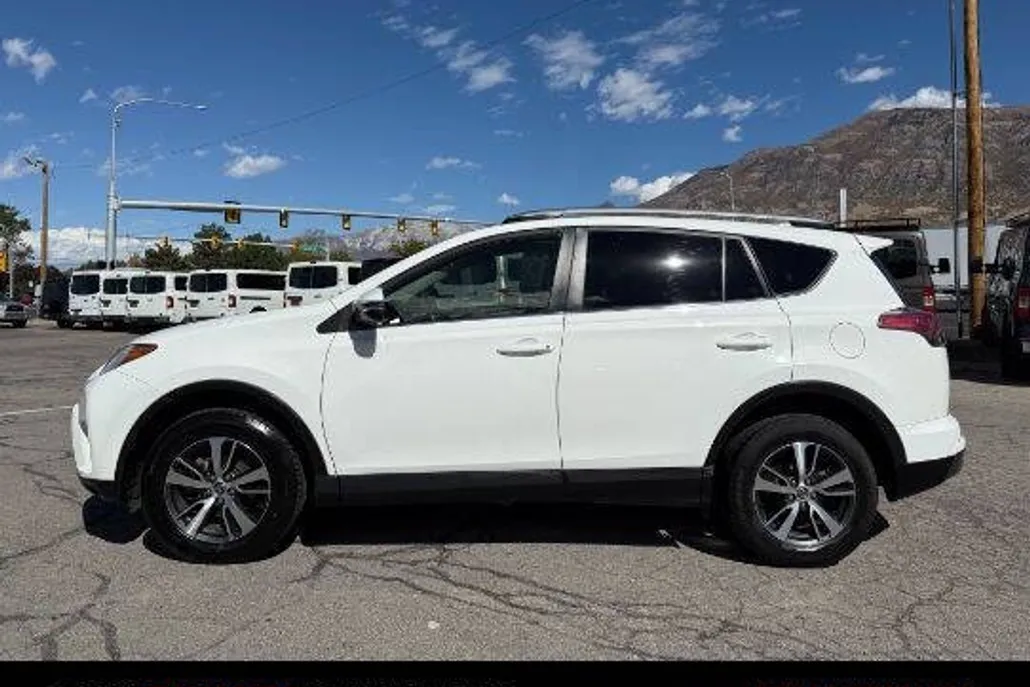 2016 Toyota RAV4 XLE photo 1