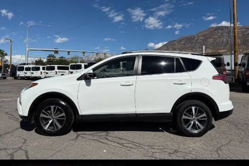 2016 Toyota RAV4 XLE photo 1