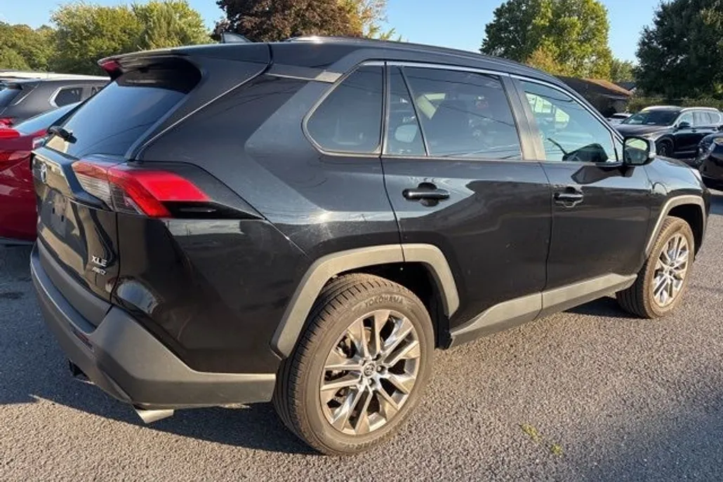 2021 Toyota RAV4 XLE Premium photo 1