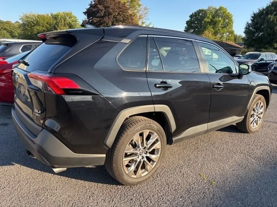 2021 Toyota RAV4 XLE Premium photo 1