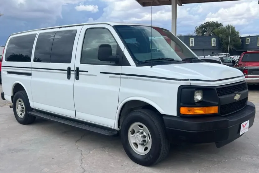 2008 Chevrolet Express 3500 Passenger LS Van photo 1