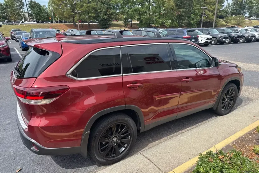 2019 Toyota Highlander SE photo 1