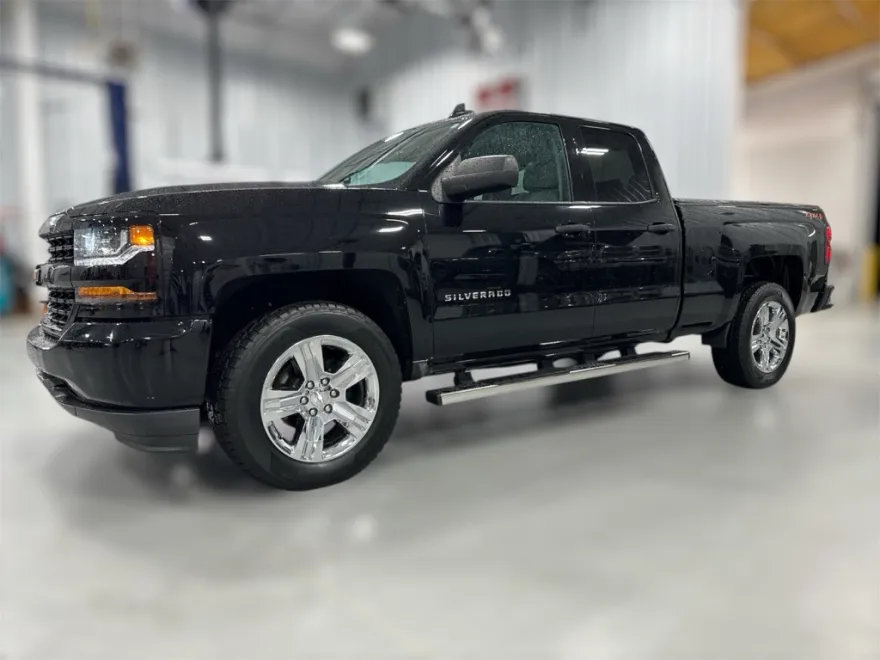 2019 Chevrolet Silverado 1500 Custom photo 1