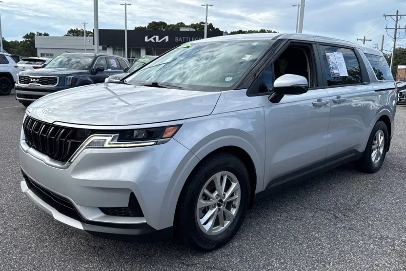 2022 Kia Carnival LX photo 1