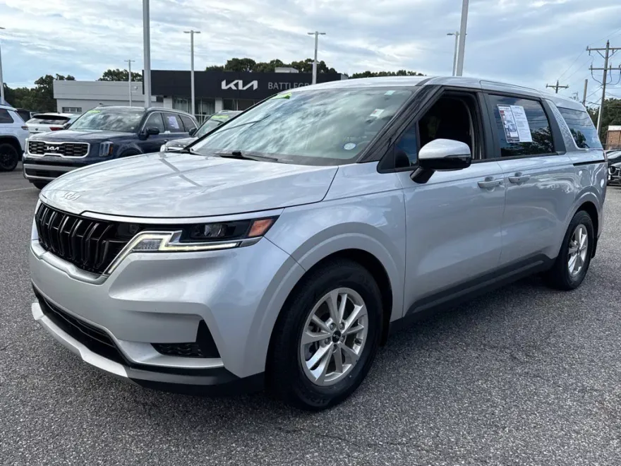 2022 Kia Carnival LX photo 1